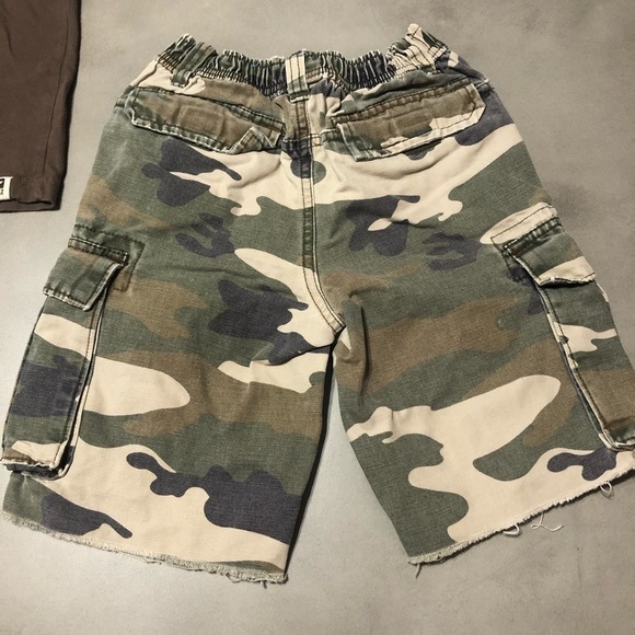 ROOTS Beaver Canoe T-Shirt & Children’s Place Cargo Shorts Outfit - Picture 7 of 9